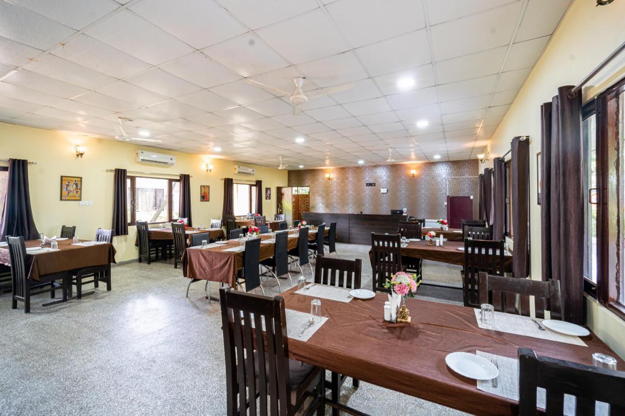 Narmada Hills Resort Godarpura Exteriör bild